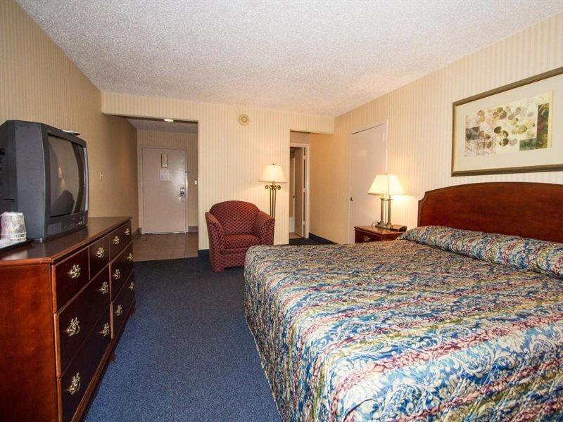 Red Roof Inn & Suites Newport News Eksteriør billede
