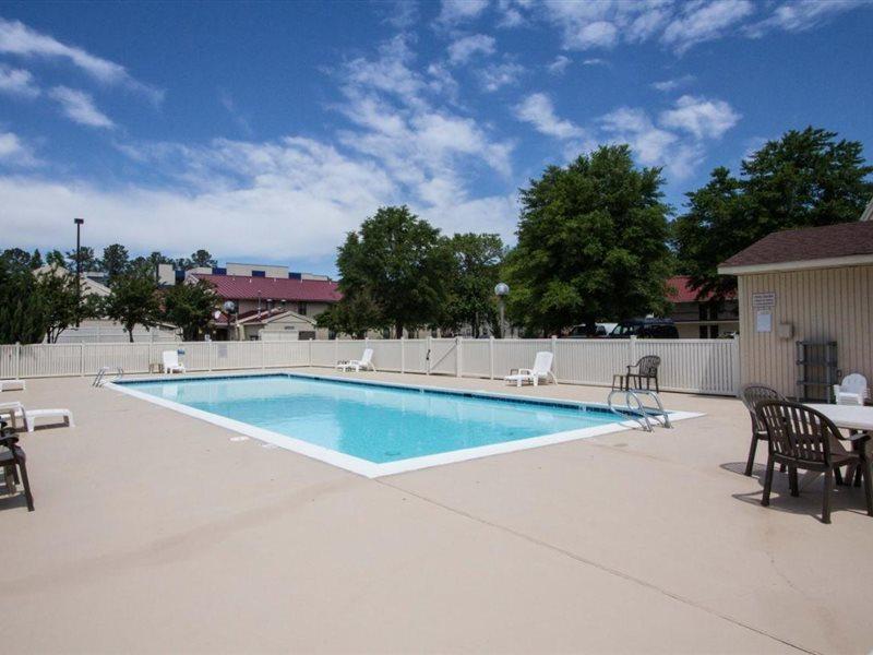 Red Roof Inn & Suites Newport News Eksteriør billede