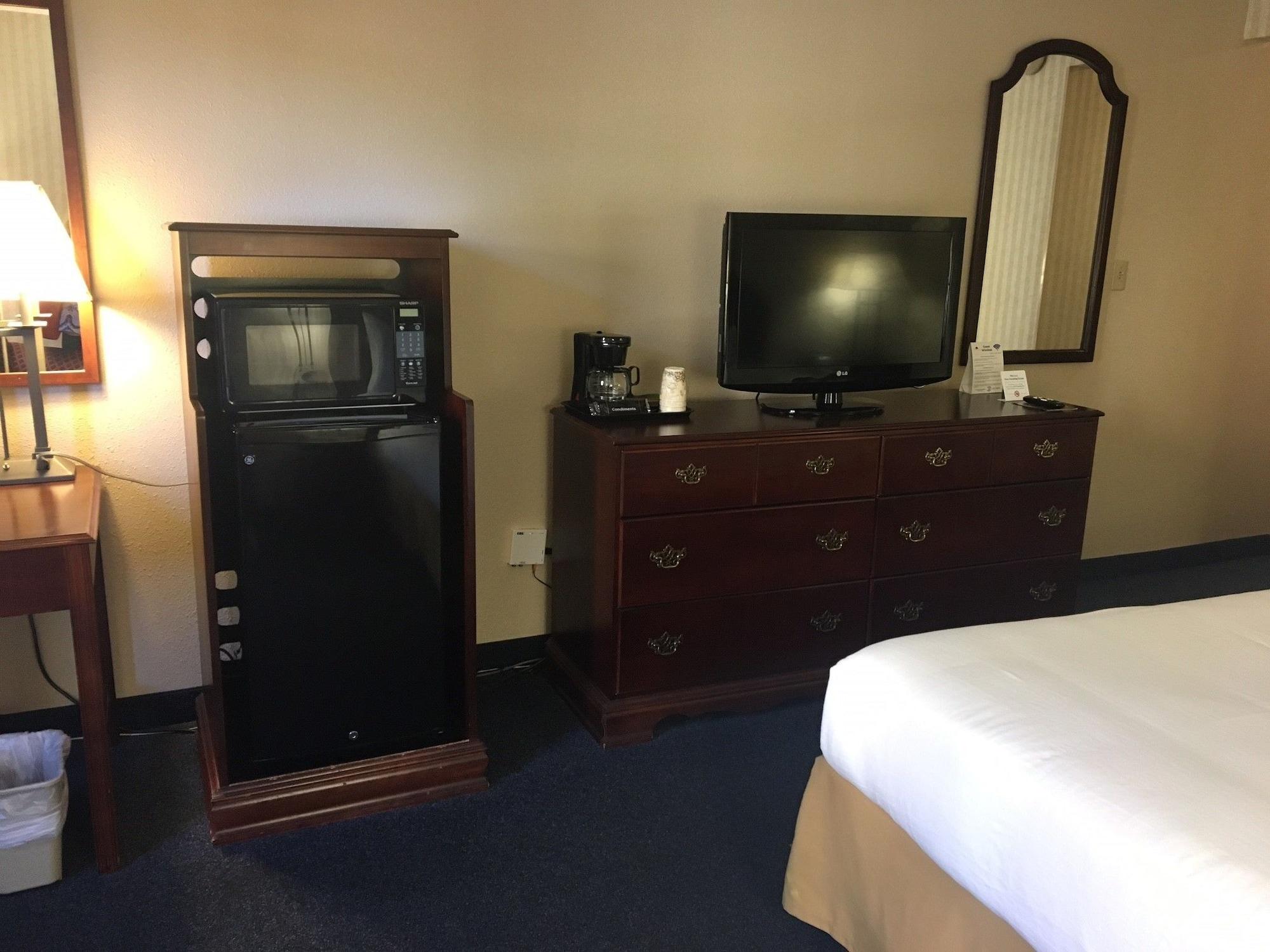 Red Roof Inn & Suites Newport News Eksteriør billede