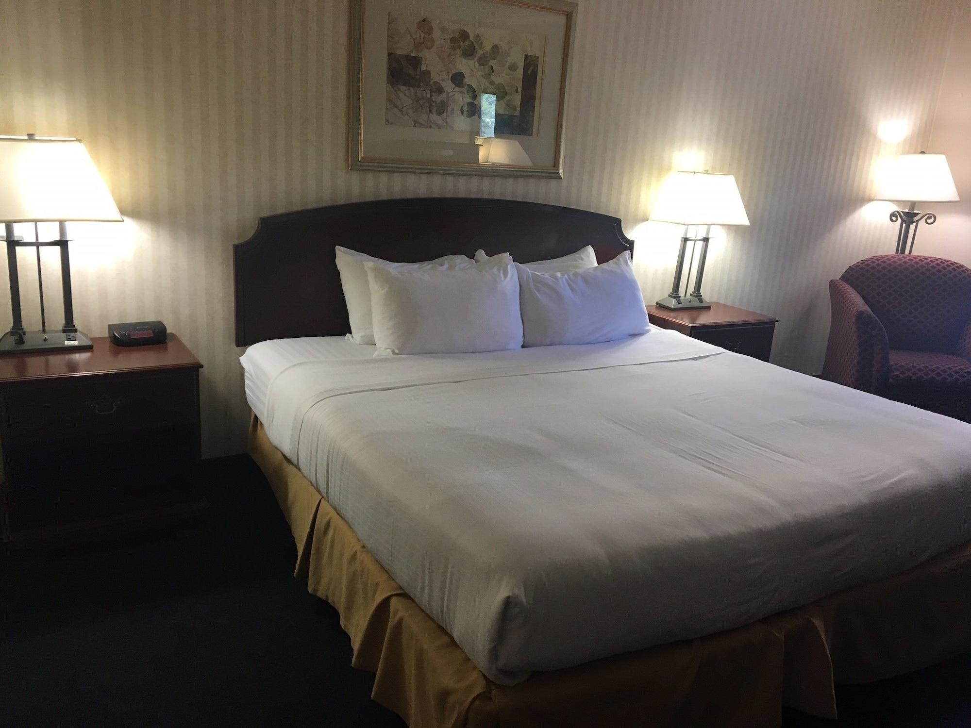 Red Roof Inn & Suites Newport News Eksteriør billede