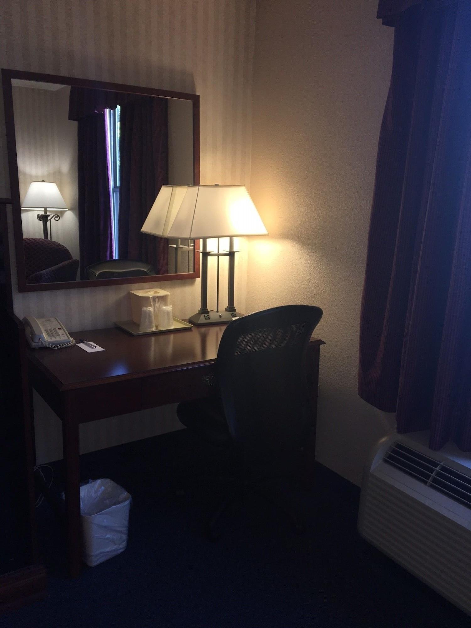 Red Roof Inn & Suites Newport News Eksteriør billede