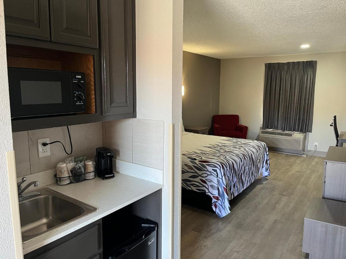 Red Roof Inn & Suites Newport News Eksteriør billede