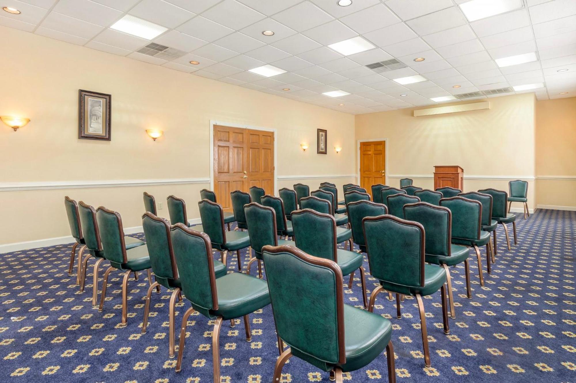 Red Roof Inn & Suites Newport News Eksteriør billede