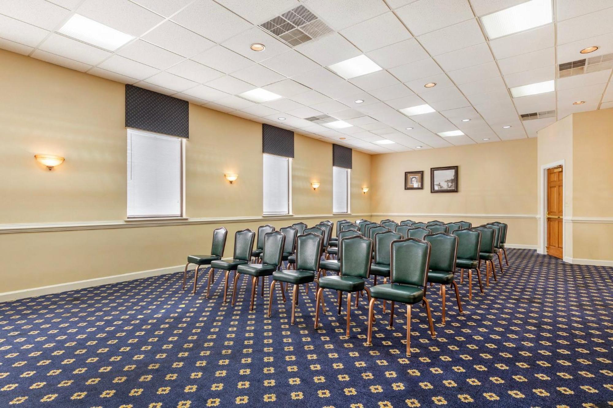 Red Roof Inn & Suites Newport News Eksteriør billede
