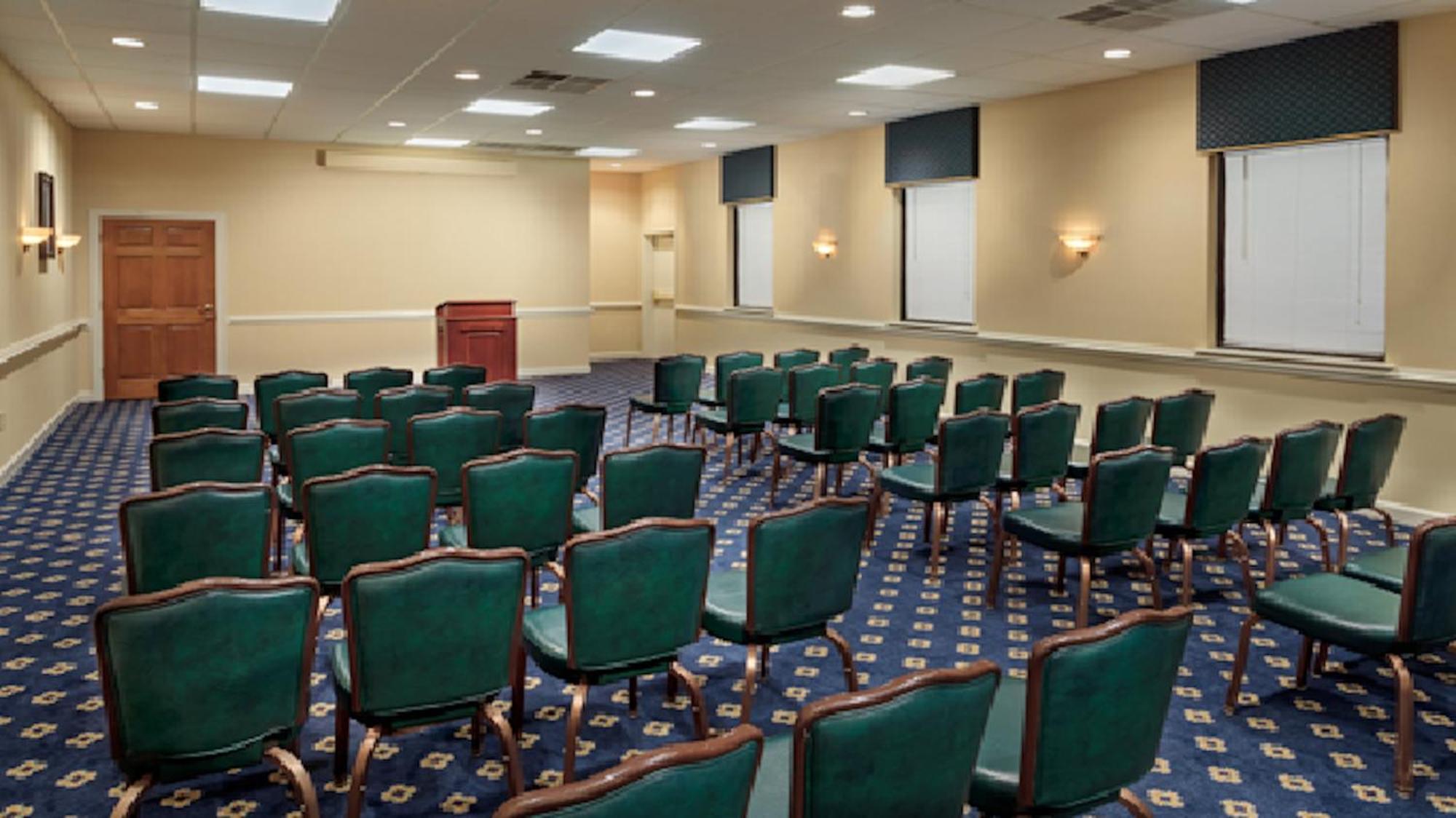 Red Roof Inn & Suites Newport News Eksteriør billede